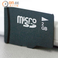 8.3mm夠晒薄身，拍埋張microSD卡就知道。