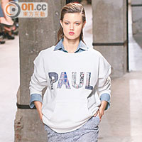 印有「PAUL」字樣的pullover內配恤衫、下襯pencil skirt與涼鞋，瀟灑自在。