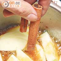 3.以慢火至中火將糖煮至焦糖狀，然後加入切件的青蘋果，放入肉桂，將蘋果煮至軟身及焦糖化即可，備用。