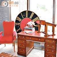 絲絨扶手椅 $60,000、英式桃花心木桌 $42,000、比利時鐘錶盤面 $22,000