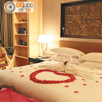 酒店房間設計摩登，更會為Wedding Package的旅客作浪漫的房間布置。