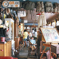 U-Saard店內包羅了各種古董及復古品，貨品多得只餘一條窄路行走。