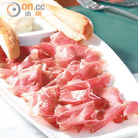 Stuzzico Bresaola E Caprino $78<br>意大利Langhirano的優質巴馬火腿入口幾乎融化，嗜濃香的不妨加點羊奶芝士，鹹香味更突出。