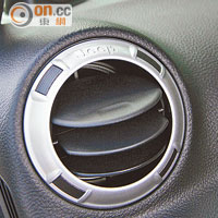車廂冷氣送風口加有Jeep徽章，由此顯現品牌尊貴一面。