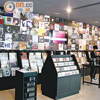 新店最特別之處是加入唱片店，並主打黑膠唱片，品味之士最愛。