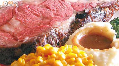 特級燒牛肉 $595/10安士<br>招牌燒牛肉有4種分切分量，其中重10安士的招牌美味切（The Lawry Cut）厚薄適中，肉汁豐富之餘，口感也最佳。