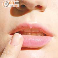 Step 2<br>先沾濕手指，取適量幼沙糖以打圈方式摩擦唇部，借助體溫令其慢慢溶化。