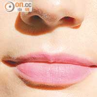 Step 4<br>厚塗潤唇膏或敷上唇膜，令脆弱的唇部得到全面保護。