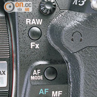 機身旁邊加入了一個AF Mode按鍵，能快速切換自動對焦模式。