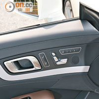 電控座椅按鍵設於車門，操控簡易。