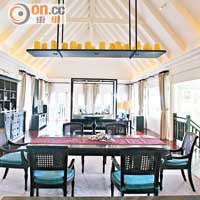 大宅的裝潢富有泰國傳統味道，尖形屋頂配上實木家具，簡約而典雅。