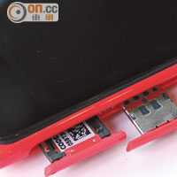 記憶卡及nano SIM卡槽並排而置，打開時需要用針拮。