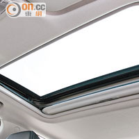Lancer GT設有天窗，增加車廂開揚感。
