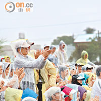 今年的表演雖在大雨中進行，但仍有超過二千觀眾前往，包括馬英九夫人周美青。