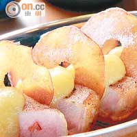西班牙黑豚‧富士蘋果芥末醬 $240<br>黑豚慢火煎香配焦糖蘋果片及自家製蜜糖芥末醬，香脆甜美。
