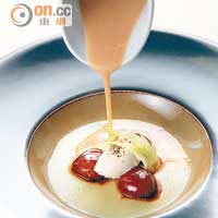 金栗湯配茴香$290（b）<br>栗子湯配以雞湯煨過的栗子，淋在已有燉蛋的碟上，再加雲呢拿，既香且甜。 
