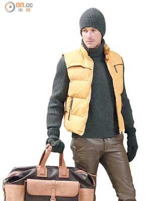 黃色Down Vest $11,190、黑色Cashmere Sweater $11,190、黑色 Mittens $2,390、啡綠色Leather Pants $24,990、淺啡色Viller Leather Boots $7,390、啡色Edmondo Leather Bag $29,990