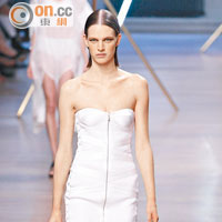 Corset dress兩側加入綁帶設計，將性感滲入一絲運動風尚。