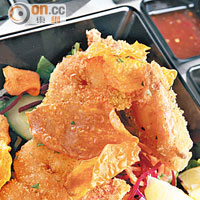 Tempura Prawns With Salad $160 <BR>足足有8隻炸蝦，雖然炸法與菜名的天婦羅稍有分別，但一樣脆卜卜。沙律色彩繽紛健康十足，炸番薯片香而不膩。