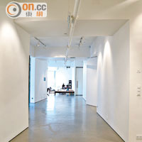 工作室善用工廈的建築優勢，配合設計簡約的白牆，空間感大增。