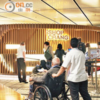 於機場的iShop Chang櫃位，可領取SG$20餐飲券，到機場內大部分食肆消費。