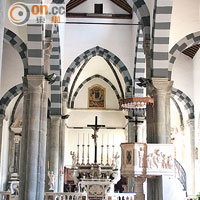 如斑馬般的設計，是Liguria地區獨有的教堂風格。