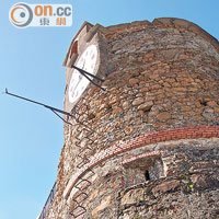 Riomaggiore沒有太多防禦設施，就只有崖頂的一座舊城堡。