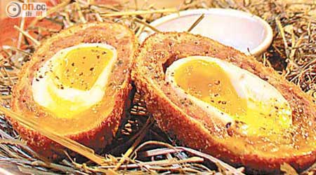 Black Pork Scotch Egg $68<br>雞蛋低溫慢煮做出流心效果，外面層層包圍的，是酸種麵包糠和免治西班牙豬臉頰肉，配新鮮辣根醬，豐富而滋味。