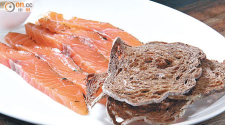 House-cured Salmon $150 <br>薄切的三文魚吃時記得配上蜜糖芥末醬及亞麻籽脆多士，香口之餘也有魚油香味。