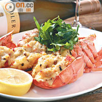 Boston Lobster $380 <br>大大隻波士頓龍蝦開邊起肉，用牛油、蘑菇等炒香再焗，肉甜又鮮美。