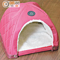 小屋的設計已夠Warm，還配備毛茸茸的床墊，更添暖意。$168（b）
