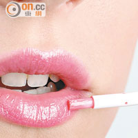 vi.直接在嘴唇塗搽淡粉紅色唇膏或唇彩。