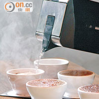 沖泡咖啡的水溫也有規定，溫度要在攝氏93至95度之間，確保咖啡沖泡後的一致性。