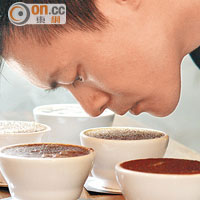 將鼻子貼近杯子，大力吸氣，是要感受新鮮咖啡粉的氣味。