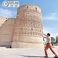 卡里姆汗城堡不算十分宏偉，其中一座已傾斜的瞭望塔，更成為它的特色。