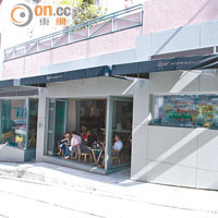 餐廳位於差館上街的斜路，加上半開放式的設計，特別顯眼。