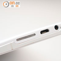 喇叭、microUSB及3.5mm介面均設於機底。