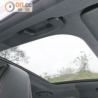 大天窗設計可增加車廂透光度。