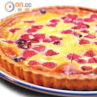 Clafoutis $78<br>傳統配方多以車厘子做餡，這裏換上紅桑子，賣相同樣誘人。