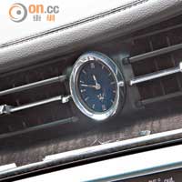 藍底行針時鐘與旁邊電鍍修飾相互映襯，彰顯豪邁氣派。
