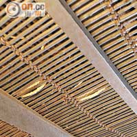 3、4樓的地板，以竹枝編成，既可減輕負重又能讓暖氣流通。