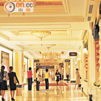 名店林立的四季酒店購物廊，是其中一個參與購物節的購物中心。