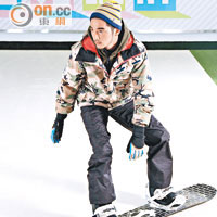 卡其色迷彩Sector Jacket $1,899、紅色Helix Hyperfleece $999<br>黑色Hammer Pants $1,299、黑×白色Acro Gloves $599<br>All from O'Neill（a）