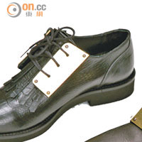 （左）黑色金屬片綁帶鞋 $3,800（b）、（右）啡色金屬片皮鞋 $4,250（b）