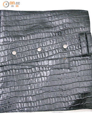 黑色方形仿鱷魚皮手提包 $2,500（a）