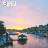 斯德哥爾摩由14個島組成，城內每個地方距離河岸不超過20分鐘。