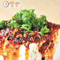 辣油豆腐 $20<br>在冷豆腐上淋上日本人氣的脆蒜辣油，香而不辣，口感有趣！