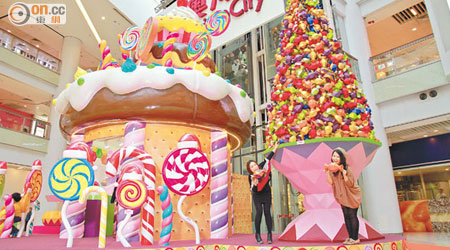 場內一株6米高聖誕樹，由2,000多粒手摺糖果裝嵌而成，前後花了足足兩星期才完工呢！