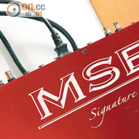 大大隻MSB Signature字樣印於機頂，配合鮮紅機殼，極之搶眼。
