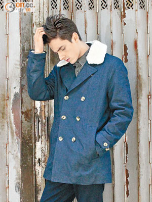 深藍色毛領Pea Coat $5,380、灰色洗水牛仔恤衫 $2,180、Navy Noir深藍色暗格紋牛仔褲 $2,380